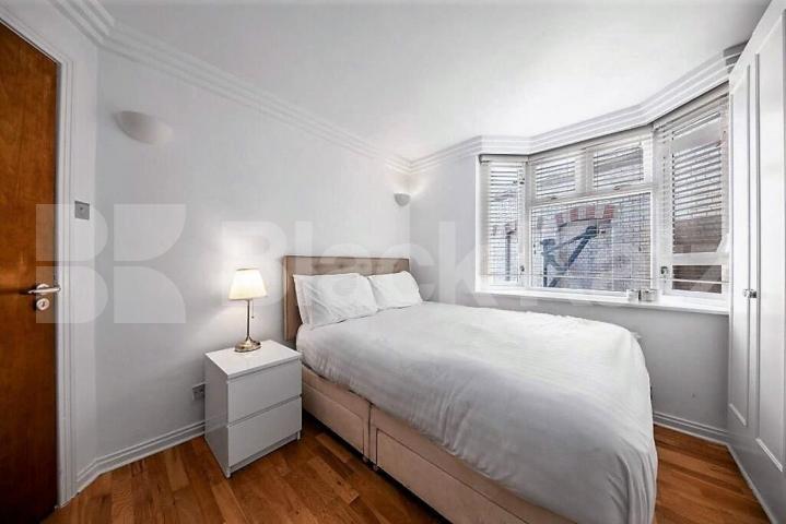 Fantastic two bed two bath flat in amazing Mayfair location by Hyde Park.  Bourdon Street, Mayfair 